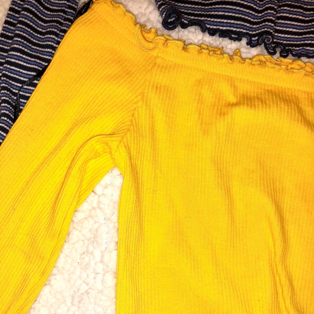2 Divide Ruffle Crop Tops - Picture 2 of 3
